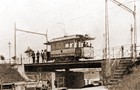 Ein Triebwagen der Linie 3 auf der drehbaren Schleusenbrücke am Mühlendamm um 1905. (Sammlung: Detlev Preuß)