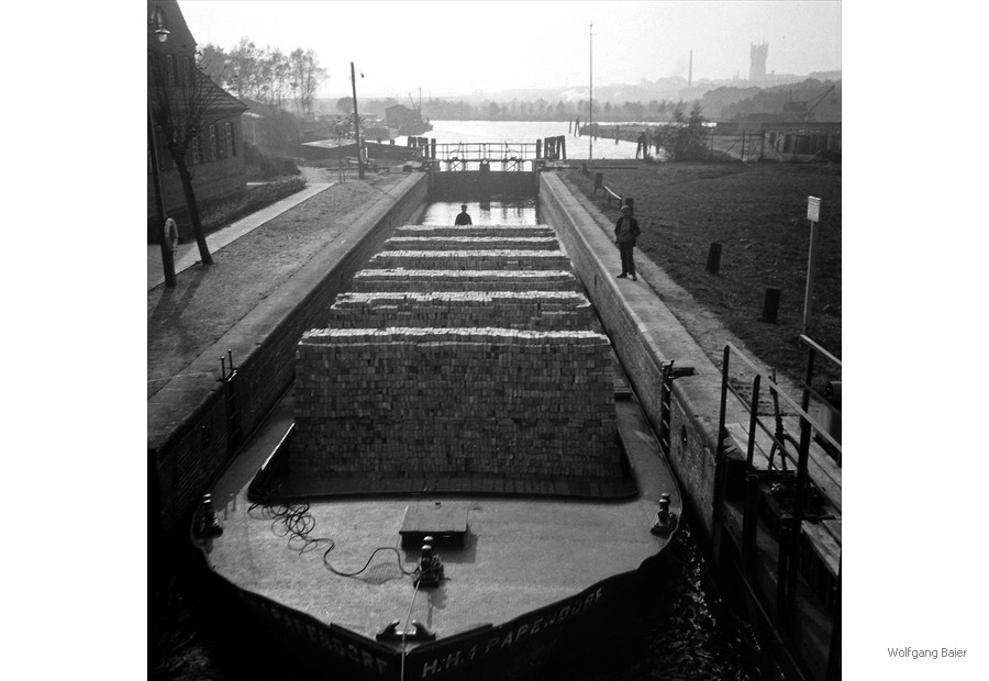 1929 werden Steine aus der Ziegelei Papendorf durch die Schleuse am Mühlendamm nach Rostock transportiert.