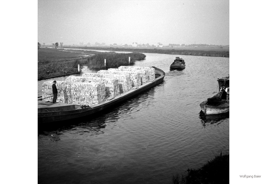 Der Schleppzug nach der Brückendurchfahrt (Drehbrücke) auf der Unterwarnow.