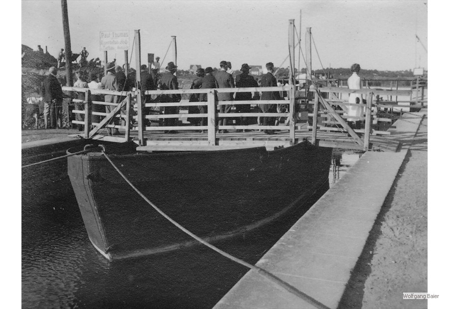 Provisorische Fußgängerbrücke über die Schleuse während der Brückenbauarbeiten.