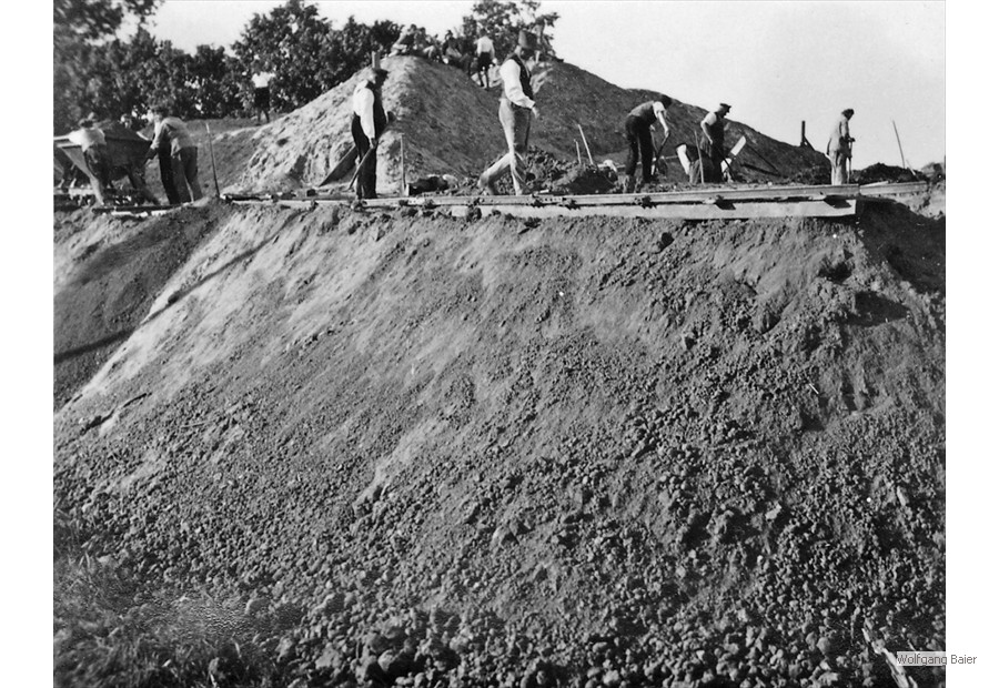 Um eine große Durchfahrtshöhe unter der neuen Brücke zu erreichen, mussten Rampen aufgeschüttet werden.