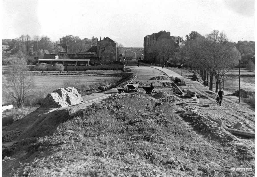 Blick von der Brückenrampe auf das Weiße Kreuz.