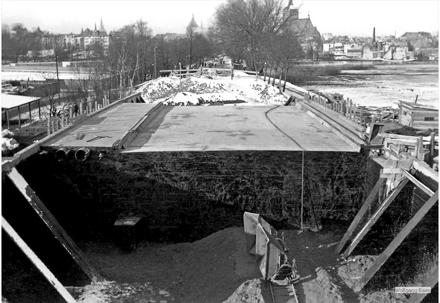 Die Betonbrücke im Rohbau.