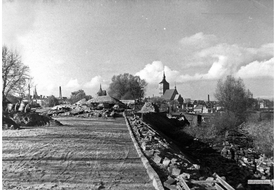 Brückenbaustelle vor Rostock-Panorama.