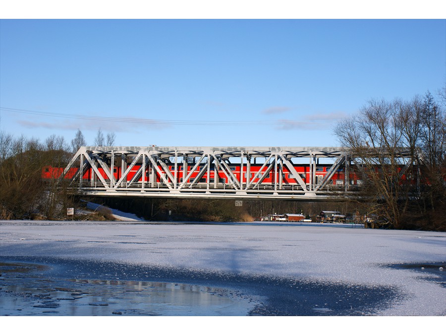 An der Brücke der Eisenbahnlinie Rostock – Stralsund (Foto: Berth Brinkmann)