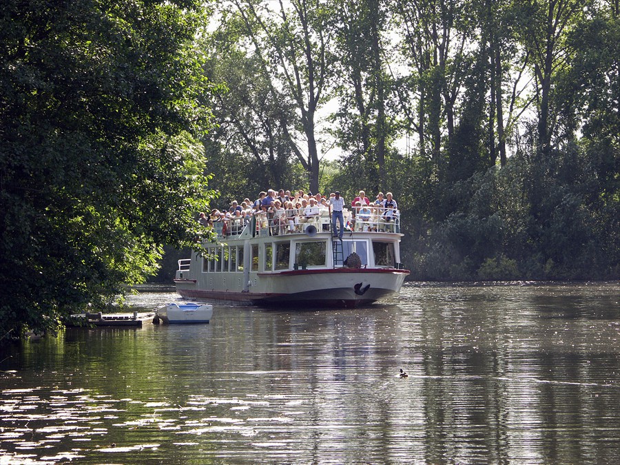 Das Fahrgastschiff 'Breitling' aus Schwaan kommend vor der Schleuse (Foto: Berth Brinkmann)