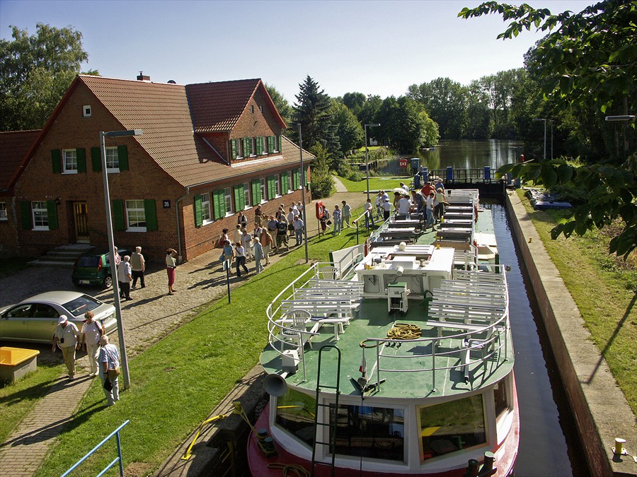 Schleuse mit Fahrgastschiff 'Breitling' (Foto: Berth Brinkmann)