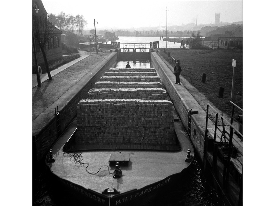 1929 werden Steine aus der Ziegelei Papendorf durch die Schleuse am Mühlendamm nach Rostock transportiert (Foto: Wolfgang Baier)