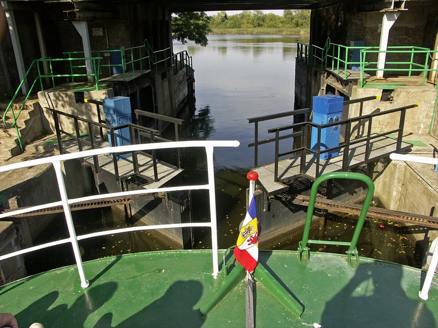 Fahrt aus der Schleusenkammer auf die Unterwarnow (Foto: Berth Brinkmann)