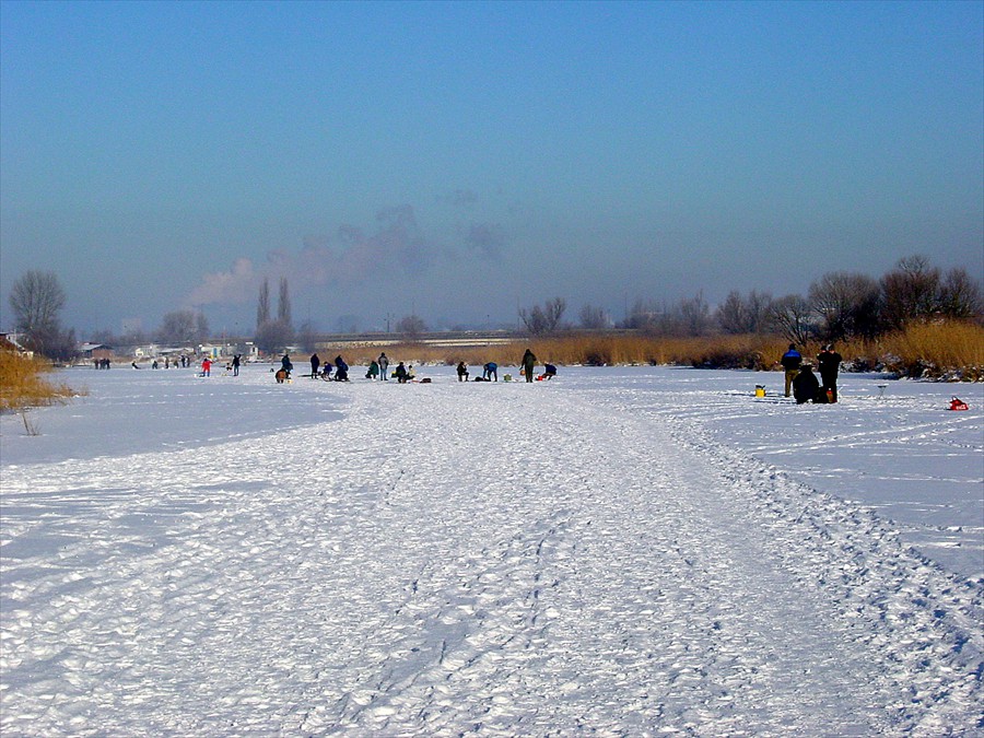 Eisangler auf der Unterwarnow (Foto: Berth Brinkmann)