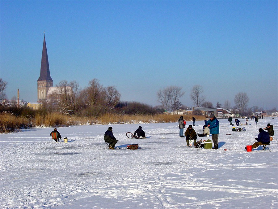 Eisangler auf der Unterwarnow (Foto: Berth Brinkmann)