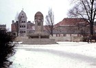 Der Brunnen im Winter 1969 auf dem Vögenteichplatz. (Archiv Gerhard Weber)