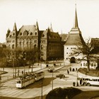 Ab 1934 fuhren Busse nach Brinckmansdorf. Aufnahme von 1938 mit Bus der Linie 3 am Steintor. (Foto: Sammlung Dr. Hans Joachim Vormelker)