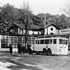 Ein dreiachsiger Büssing-Benzinomnibus um 1935 am Schweizerhaus. (Archiv: Rostocker Nahverkehrsfreunde)