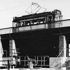 Ab 1950 gab es wieder eine Straßenbahnlinie nach Brinckmansdorf. Ein ‚Eberswalder’-Triebwagen auf der neuen Schleusenbrücke (Foto aus ‚Bomben auf Rostock’; Konrad Reich Verlag 1995)
