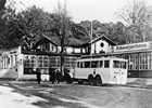 Ein dreiachsiger Büssing-Benzinomnibus um 1935 am Schweizer Haus. (Foto: Archiv Rostocker Nahverkehrsfreunde)