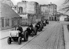 Neubrandenburger Straße 1950, Übernahme neuer Traktoren durch MAS, am linken Bildrand die St.-Marien-Kirchenhäuser (Bundesarchiv Bild 183-R85974)