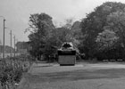 Das Denkmal Panzer T34 auf Betonsockel zur Erinnerung an die Befreiung vom Nationalsozialismus im Stadtpark Nähe Weißes Kreuz wurde 1991 entfernt. Aufnahme nach 1975 (Foto: Archiv Amt für Stadtgrün der Hansestadt Rostock)