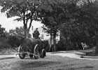 Straßenreinigung am Weißen Kreuz/Tessiner Chaussee vor 1914 (Foto: Archiv Werner Moennich, Hamburg)