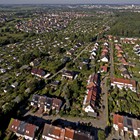 Blick von Osten über das Wohngebiet mit Roggentiner Weg im Jahr 2017. (Luftbild: Berthold Brinkmann)