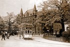 Triebwagen der Linie 3 mit erkerartigem Vorbau zum Schutz vor der Witterung um 1922 am Steintor. (Archiv: Rostocker Nahverkehrsfreunde)