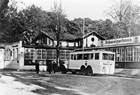 Ein dreiachsiger Büssing-Benzinomnibus um 1935 am Schweizerhaus. (Archiv: Rostocker Nahverkehrsfreunde)