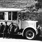 Dreiachsige Benzinomnibusse aus Wismar auf Büssing-Fahrwerk wurden ab 1934 auf der Linie 4 eingesetzt. Foto von einer Ausflugsfahrt. (Archiv: Rostocker Nahverkehrsfreunde)