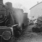 Unfall am 9. November 1940 an der Kreuzung Grubenstraße / Am Strande zwischen Hafenbahnzug und einem Bus der Linie 4. (Archiv: Rostocker Nahverkehrsfreunde)