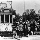 Eröffnungsfahrt der Straßenbahn-Linie 4 am 2. Juli 1948 nach Dierkow-West. (Archiv: Rostocker Nahverkehrsfreunde)