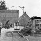 Eine Bahn der Linie 4 um 1950 am zerstörten Petritor. (Archiv: Rostocker Nahverkehrsfreunde)