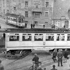 Entgleisung am Bagehl 1951. Ein Drehgestellt fuhr in Richtung Mühlendamm, das zweite bog in Richtung Altstadt ab. (Archiv: Rostocker Nahverkehrsfreunde)