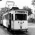 Ein modernisierter Wismarer Triebwagen von 1926 im Jahr 1957 am Kirchenplatz. (Archiv: Rostocker Nahverkehrsfreunde)