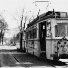 Abschied von der alten Linie 4 am 24.03.1974. Die Endstelle am Steintor erreicht, von Gehlsdorf
kommend, der Abschiedszug mit Tw 55 und Bw143. (Archiv: Rostocker Nahverkehrsfreunde)
