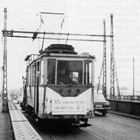 Der Arbeitszug der Fahrleitungsabteilung auf seiner allerletzten Fahrt auf der Petribrücke. (Archiv: Rostocker Nahverkehrsfreunde)