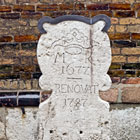 Der alte Grenzstein des Ziegelhofes steht heute neben dem Haupteingang der Marienkirche (Foto: Berth Brinkmann)