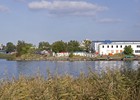 Blick von der Holzhalbinsel auf das Gelände der Firma Ferdinand Schultz Nachf. (Foto: Berth Brinkmann)