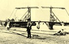 Blick von der Petribleiche auf die Holzklappbrücke um 1910. (Foto: Sammlung Volkmar Baier)