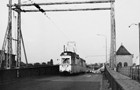 Ein LOWA-Zug der Linie 4 um 1972 auf der Petribrücke. (Foto: Archiv Rostocker Nahverkehrsfreunde)