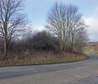 Der Rest des Mühlenberges am Riekdahler Weg. Auf einer Wiese des Müllers Behrens ließ Diedrich Riedel einen Schuppen errichten und einen Kessel mit direkter Feuerung einbauen, tränkte  quadratische Papptafeln mit Teer und ließ diese Dachpappentafeln unter freiem Himmel trocknen. (Foto: Berth Brinkmann)