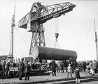 Verladen der neuen Kessel im Jahr 1930 für den neuen Betrieb im Osthafen mittels Hafenkran auf Pferdefuhrwerke. (Foto: Sammlung Achim Merkord)