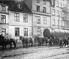 Transport der Kessel im Jahr 1930 für den neuen Betrieb im Osthafen auf der Straße Am Strande. (Foto: Sammlung Achim Merkord)