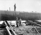 Entladen der Kessel am Petridamm, direkt hinter der Brücke. (Foto: Sammlung Achim Merkord)