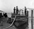 Ein weiterer Brand wird 1951 von einem Feuerlöschboot aus bekämpft. (Foto: Sammlung Achim Merkord)