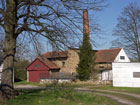 Gut erhaltene Fabrikgebäude der ehemaligen Rathkens’schen Dachpappenfabrik am Riekdahler Weg im Jahr 2010. (Foto: Berth Brinkmann)