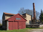 Gut erhaltene Fabrikgebäude der ehemaligen Rathkens’schen Dachpappenfabrik am Riekdahler Weg im Jahr 2010. (Foto: Berth Brinkmann)