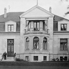 In den Jahren nach 1926 wurde die Villa von Wilhelm Sibrand Scheel`s Erben Werner Scheel und seinen beiden Schwestern Elisabeth Betche (geb. Scheel) und Karla Scheel an die Stadt Rostock verkauft. In ihr befand sich 1942 ein Kinder- bzw. Säuglingsheim, das bei den schweren Bombenangriffen auf Rostock April/ Anfang Mai 1942 vollständig zerstört wurde. Dabei kamen über 40 Personen ums Leben, die meisten davon Kinder und Angestellte. (Foto: Archiv Werner Moennich, Hamburg)