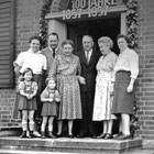 Familie Scheel zum Firmenjubiläum 1957 vor der Villa. In der Mitte Werner Scheel, links von ihm seine Schwester Karla Scheel, rechts neben ihm seine Schwester Elisabeth Betche geb. Scheel, ganz links sein Sohn Prof. Dr. Ing. Wilhelm Sibrand Scheel mit seiner Ehefrau Annelise, ganz rechts seine Tochter Margarete Scheel, vorne die beiden Mädchen sind die Enkelinnen Hanna-Margarete und Christine Scheel. (Foto: Archiv Werner Moennich, Hamburg)