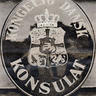 Das mit dem Nationalwappen geschmückte Schild des dänischen Konsulats. (Foto: Archiv Christine Kusch)