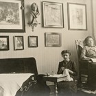 Herrenzimmer der Villa Scheel mit Tochter Karla und Mutter Clara. (Foto: Archiv Werner Moennich, Hamburg)