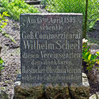 Gedenkstein in der Gartenanlage „Geheimer Kommerzienrat Wilhelm Scheel zu Rostock e.V.“  (Foto: Berth Brinkmann)